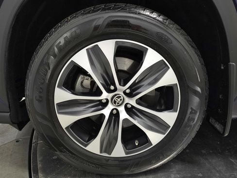 Used 2021 Toyota Highlander XLE AWD/4WD image 11