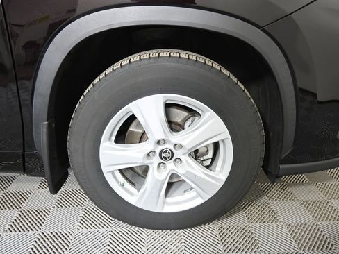 Used 2020 Toyota Highlander LE AWD/4WD image 11