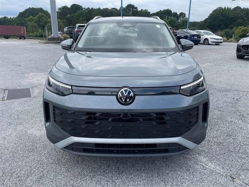 New 2025 Volkswagen Tiguan SE image 10