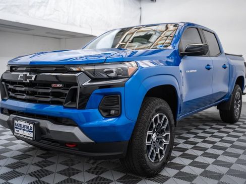 Used 2023 Chevrolet Colorado Z71 w/ Z71 Convenience Package 2 AWD/4WD image 3