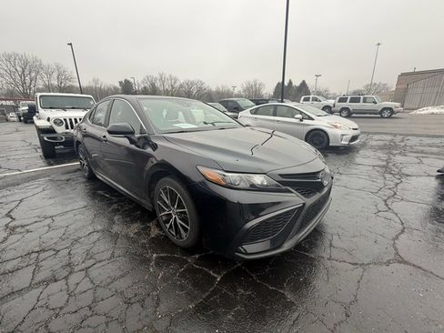 Used 2021 Toyota Camry SE image 3