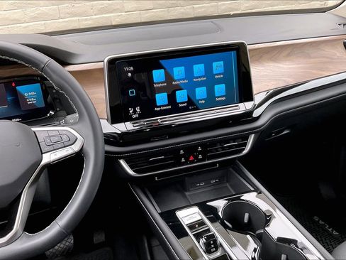 Certified 2024 Volkswagen Atlas SE w/ Panoramic Sunroof Package image 5