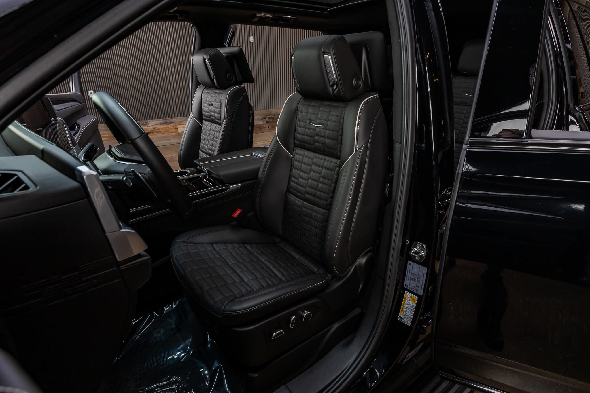 Used 2026 Cadillac Escalade ESV V w/ LPO, ONYX Package AWD/4WD image 27