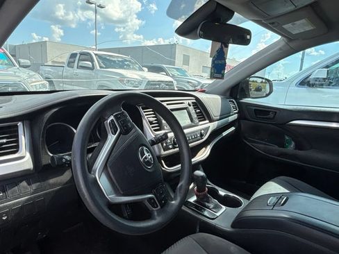 Used 2017 Toyota Highlander LE FWD image 3