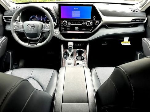 New 2026 Toyota Highlander Limited image 22