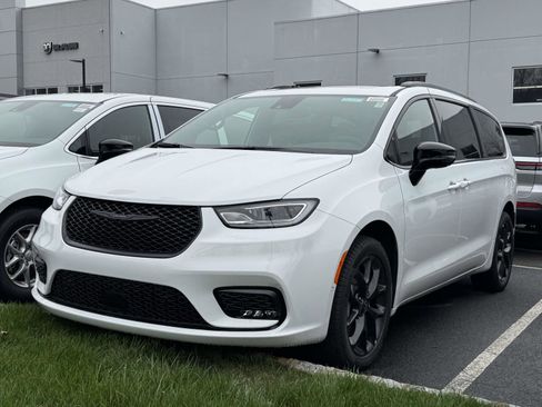 New 2026 Chrysler Pacifica Limited AWD/4WD image 2