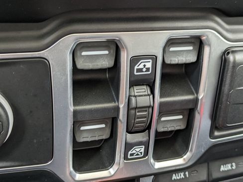 Used 2020 Jeep Gladiator Overland AWD/4WD image 27