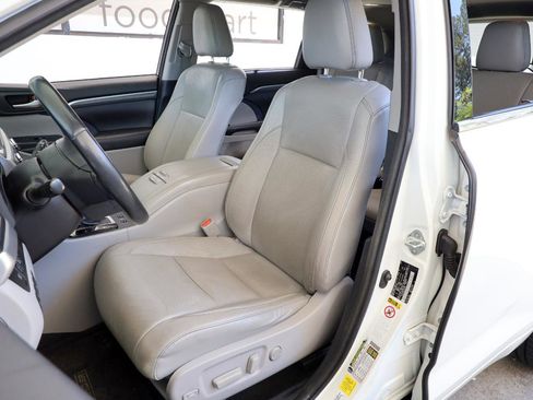 Used 2018 Toyota Highlander Limited Platinum FWD image 14