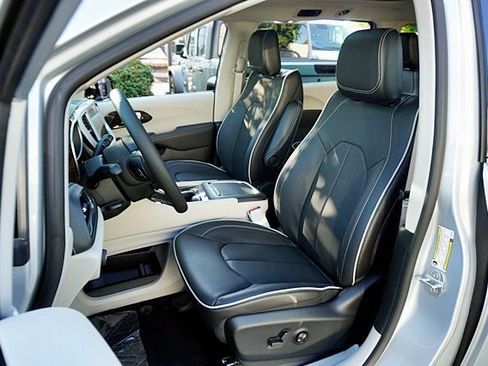 New 2023 Chrysler Pacifica Limited image 21