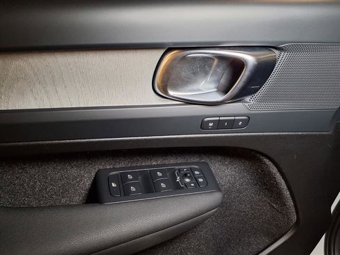 Used 2025 Volvo XC40 B5 Plus image 14