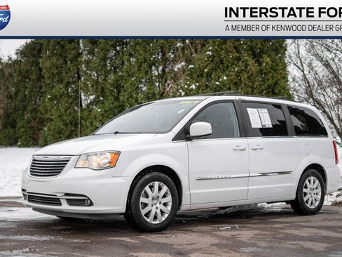 Used 2016 Chrysler Town & Country Touring image 1