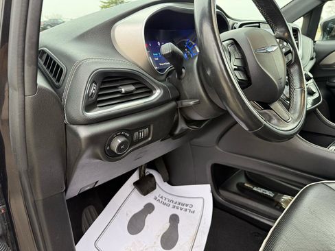 Used 2021 Chrysler Pacifica Limited w/ Uconnect Theater Family Group image 17