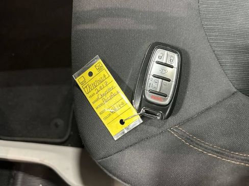 Used 2017 Chrysler Pacifica Touring FWD image 33
