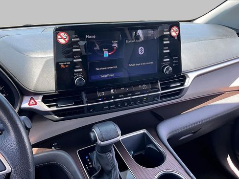 Used 2024 Toyota Sienna XLE FWD image 7