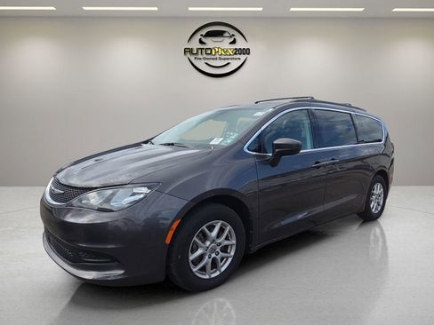 Used 2021 Chrysler Voyager Lxi image 3