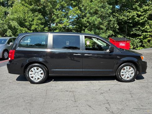 Used 2019 Dodge Grand Caravan SE FWD image 5