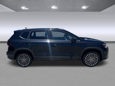 Used 2025 Volkswagen Taos SE FWD image 2