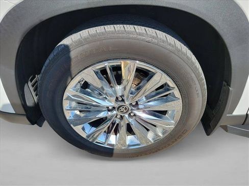 Used 2025 Toyota Grand Highlander AWD image 9