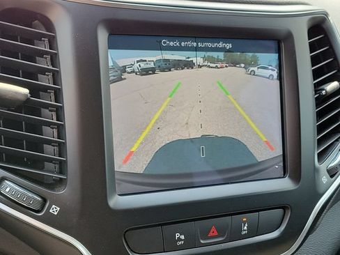 Used 2021 Jeep Cherokee Latitude Lux w/ Comfort/Convenience Group AWD/4WD image 17