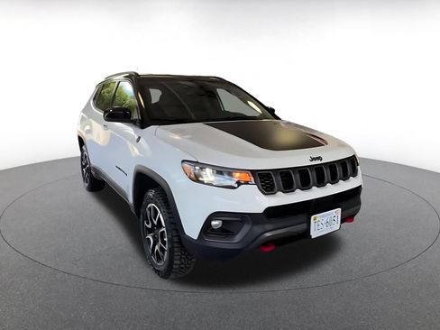 Used 2025 Jeep Compass Trailhawk AWD/4WD image 3