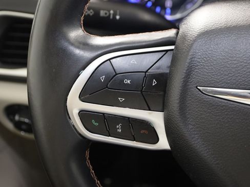 Used 2018 Chrysler Pacifica Touring-L FWD image 31
