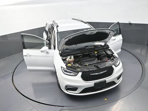 Used 2022 Chrysler Pacifica Touring-L FWD image 32
