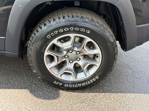 Used 2021 Jeep Cherokee Trailhawk AWD/4WD image 9
