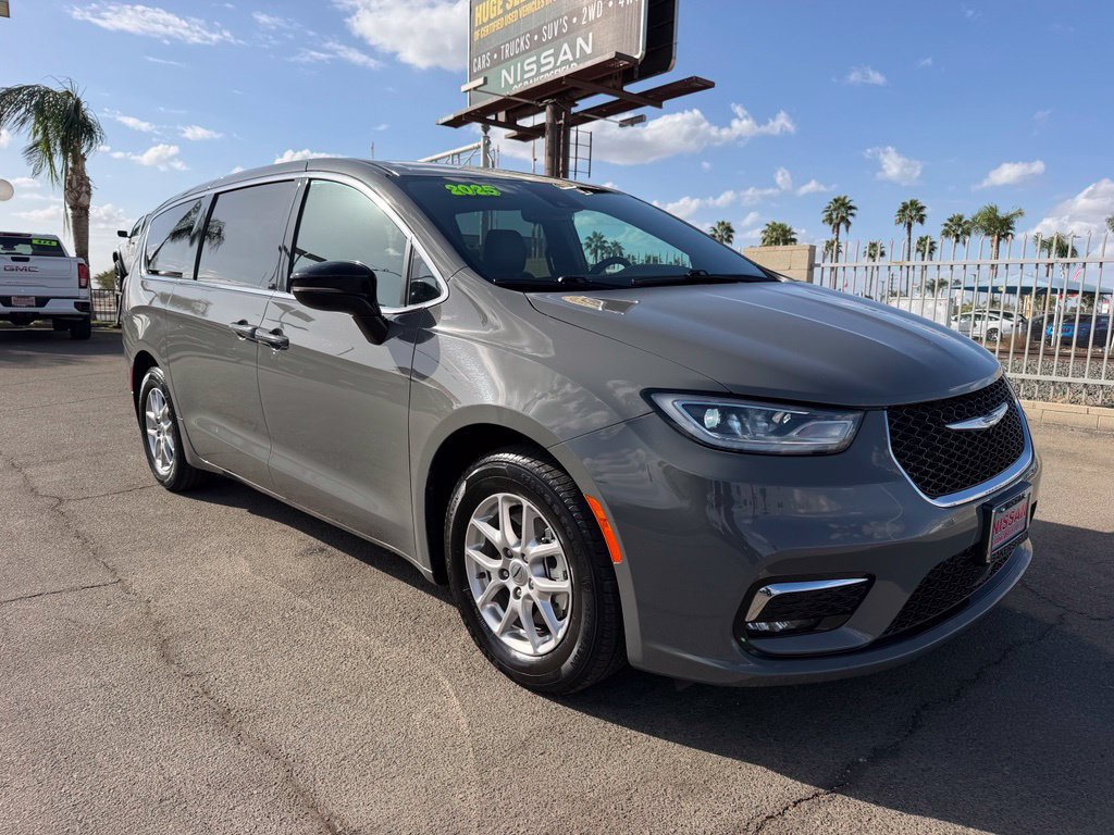 Used 2025 Chrysler Pacifica Select FWD 360° Tour