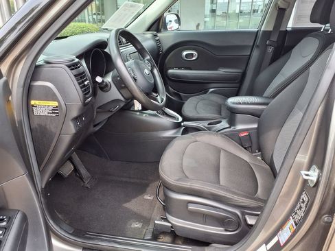 Used 2017 Kia Soul + FWD image 22
