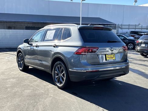 Certified 2023 Volkswagen Tiguan SE w/ Panoramic Sunroof Package image 3