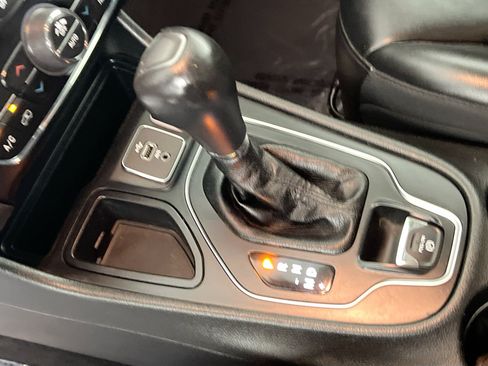 Used 2019 Jeep Cherokee Latitude Plus w/ Comfort/Convenience Group FWD image 24