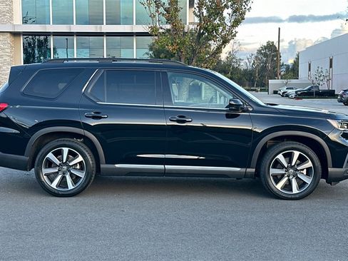 Used 2025 Honda Pilot Touring image 3