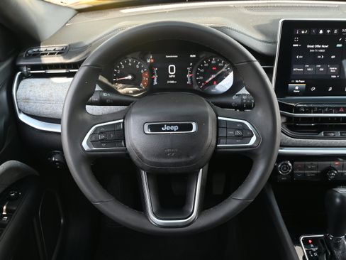 Used 2024 Jeep Compass Latitude AWD/4WD image 16