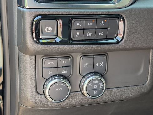 Used 2025 GMC Yukon XL Denali AWD/4WD image 14
