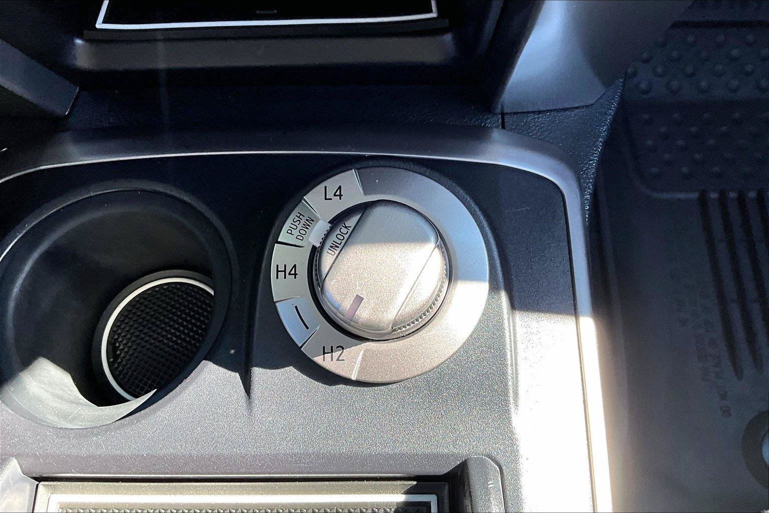 Used 2018 Toyota 4Runner SR5 AWD/4WD image 16