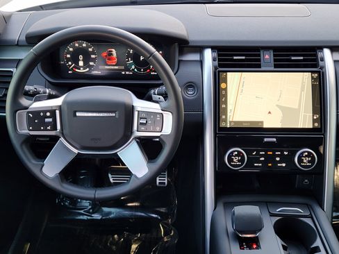 Certified 2025 Land Rover Discovery Dynamic SE image 29