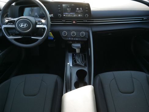 Certified 2025 Hyundai Elantra SE FWD image 10