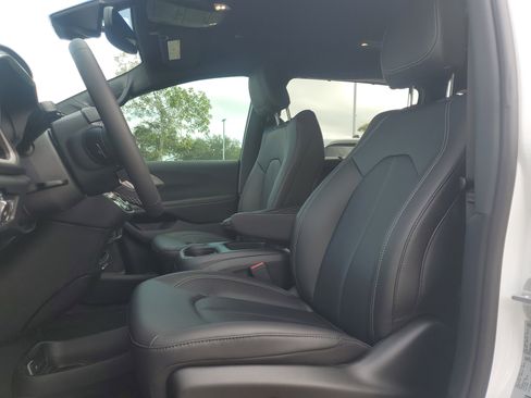 New 2026 Chrysler Pacifica Select image 9