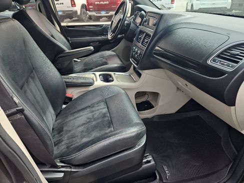 Used 2017 Dodge Grand Caravan SXT image 10