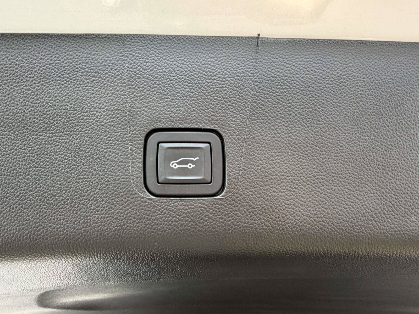 Certified 2023 Chevrolet Traverse LT FWD image 8