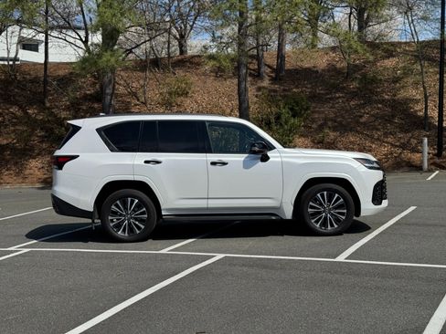 Used 2024 Lexus LX 600 MARK LEVINSON SOUND / APPEARAN w/ Appearance Package image 13