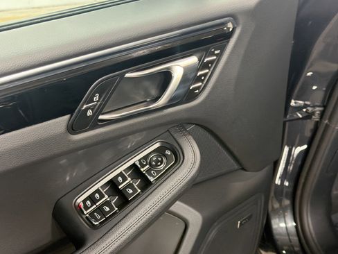 Used 2025 Porsche Macan image 23