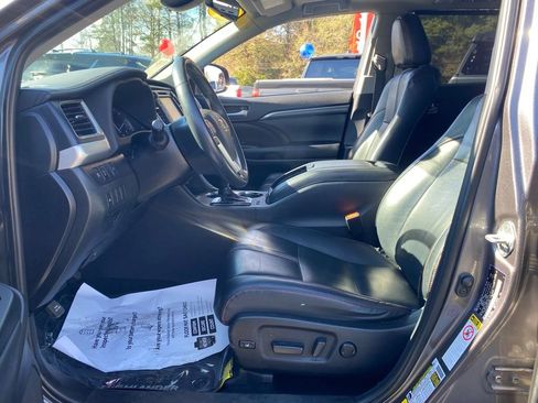 Used 2019 Toyota Highlander SE image 6