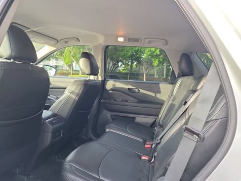 Used 2024 Nissan Pathfinder SV FWD image 8