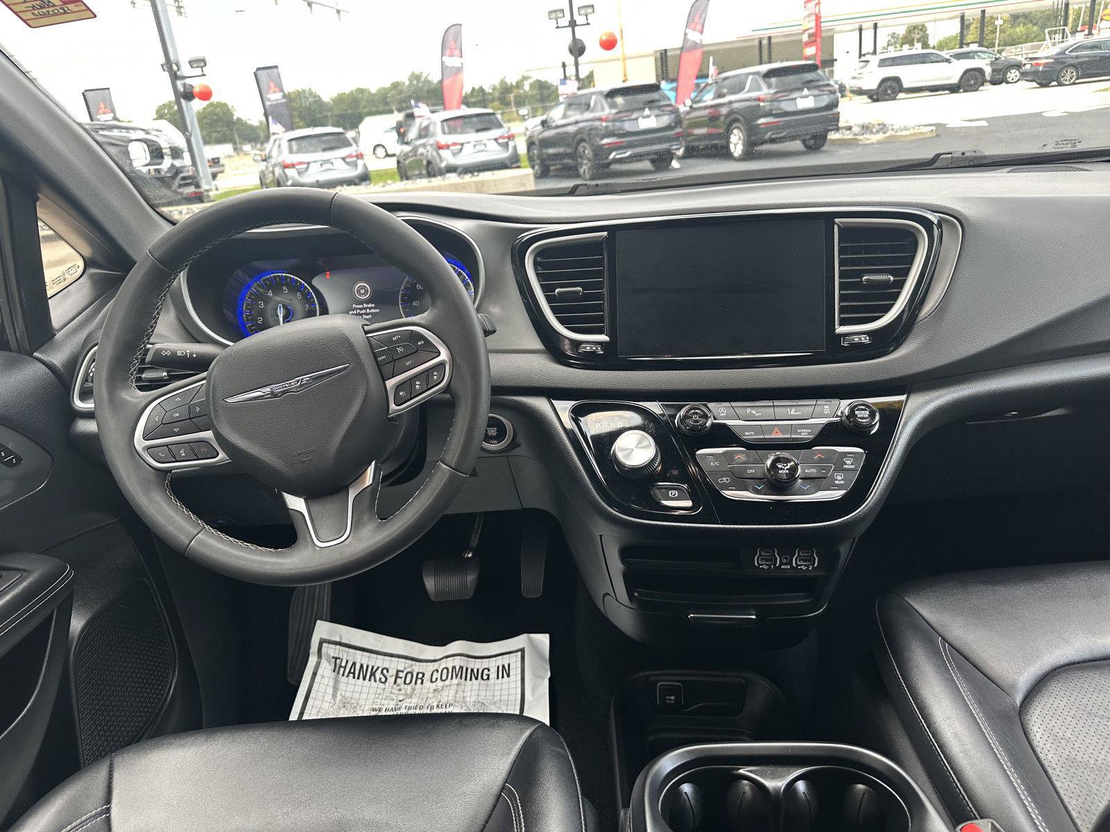 Used 2025 Chrysler Pacifica Select FWD image 32