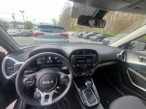 Used 2025 Kia Soul LX w/ LX Technology Package FWD image 29