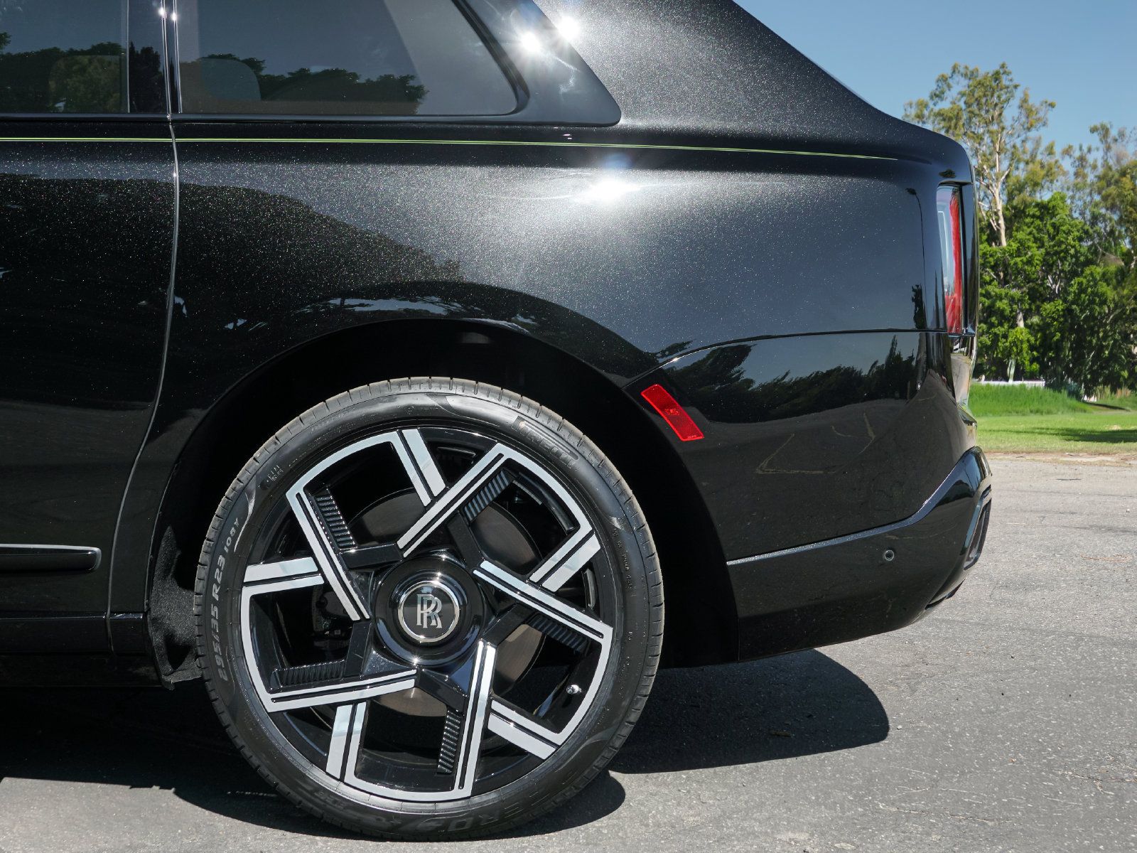 New 2027 Rolls-Royce Cullinan Black Badge AWD/4WD image 7