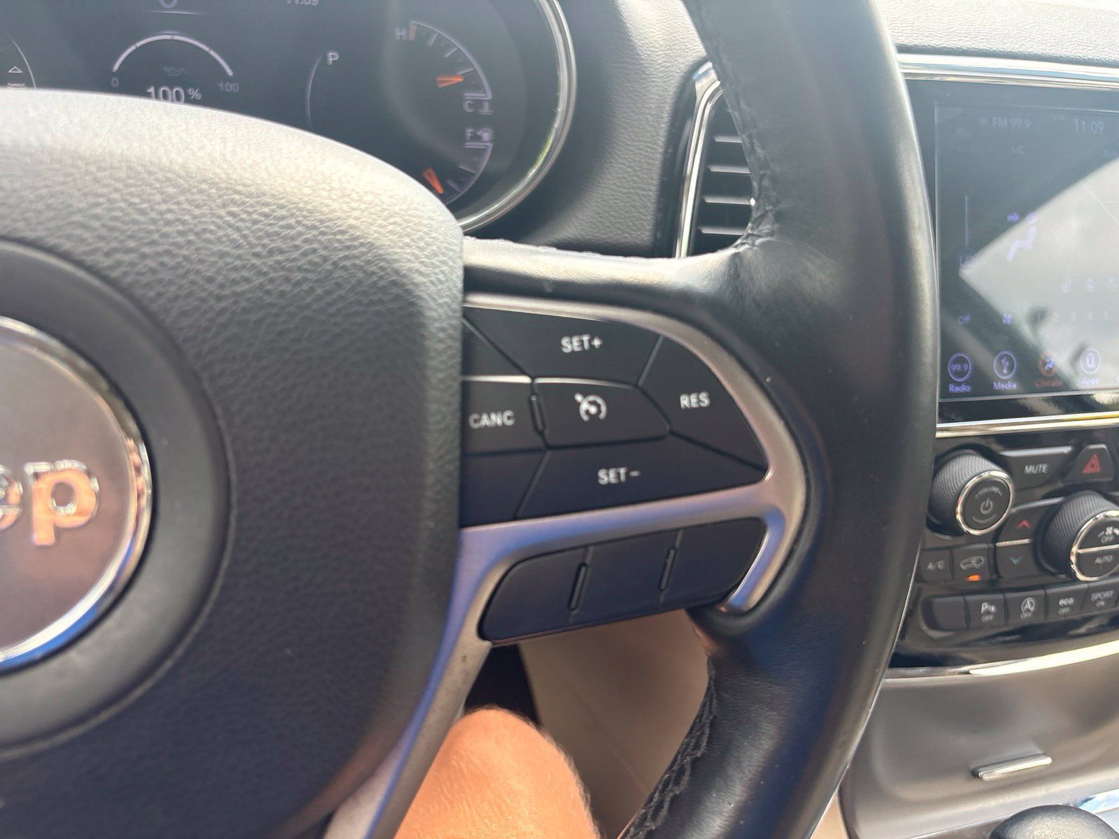 Used 2019 Jeep Grand Cherokee Limited w/ Luxury Group II RWD image 26