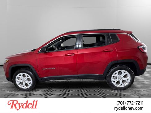 Used 2024 Jeep Compass Latitude image 2