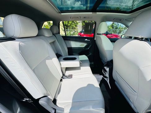 Used 2018 Volkswagen Tiguan SEL FWD image 15